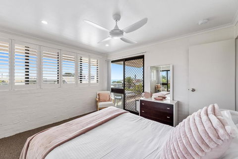 Quaint 2-Bed Beach Abode With Ocean Views - Accommodation VIC 3