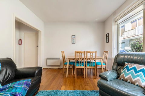 Quaint & Homey Ripponlea Flat - Accommodation VIC 2