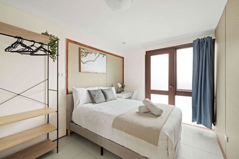 Quaint Double Room - Private Spot At Milperra - Shared Bathroom - Accommodation VIC 0
