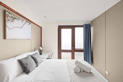 Quaint Double Room - Private Spot At Milperra - Shared Bathroom - Accommodation VIC 2