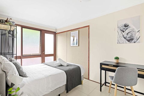 Quaint Double Room - Private Spot At Milperra - Shared Bathroom - Accommodation VIC 3