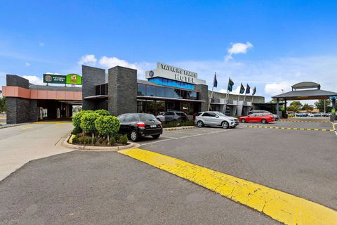 Quality Hotel Taylors Lakes - Accommodation VIC 3