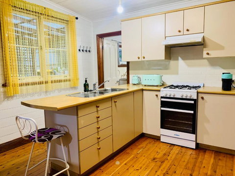 Quarryman Cottage @ 102 - Accommodation VIC 3