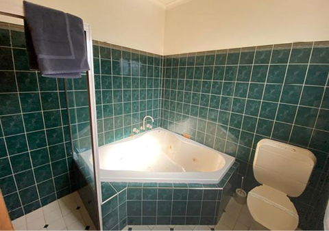 Railway Hotel Motel Peterborough - Accommodation VIC 2