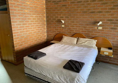 Railway Hotel Motel Peterborough - Accommodation VIC 3