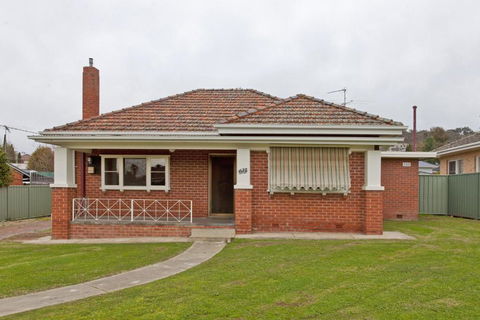 Red Brick Beauty - Central Cottage - Accommodation VIC 0