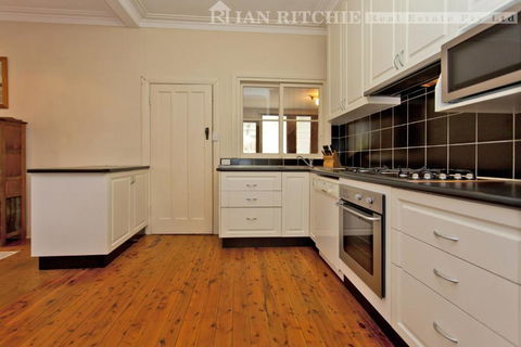 Red Brick Beauty - Central Cottage - Accommodation VIC 1