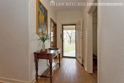 Red Brick Beauty - Central Cottage - Accommodation VIC 3