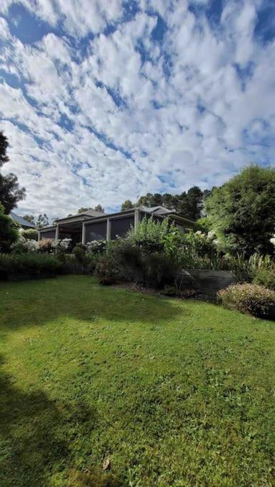 Quiet Family Retreat Getaway - Wildlife Park, Sovereign Hill, Kryall Castle And City At Your Door - Modern House, 8 Guests, 4 Bedrooms, 5 Beds - Accommodation VIC 0