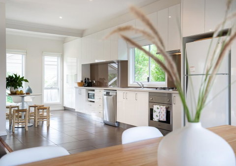 Azure Beach Retreat - Spa Luxury - Accommodation VIC 1