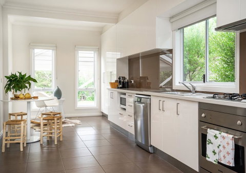 Azure Beach Retreat - Spa Luxury - Accommodation VIC 3
