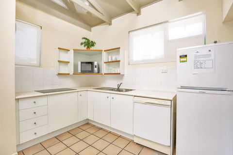 Baden 11 - Rainbow Shores, Couples Beachside Escape, Aircon, Pools - Accommodation VIC 1