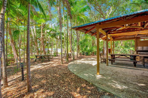 Baden 46 - Rainbow Shores, Walk To Beach, Top Floor, Air Conditioned Unit, Pools - Accommodation VIC 1