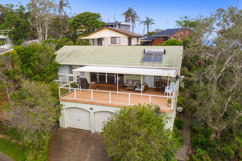 Barefoot Top Floor, 32 Skyline Crescent, Crescent Head - Accommodation VIC 3