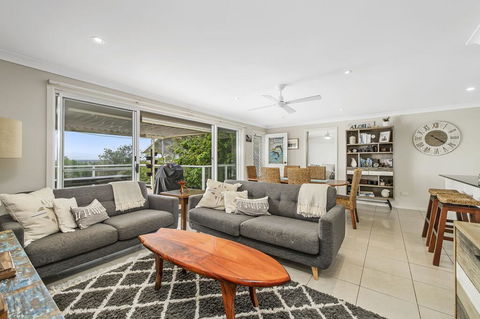 Barefoot Top Floor, 32 Skyline Crescent, Crescent Head - Accommodation VIC 2