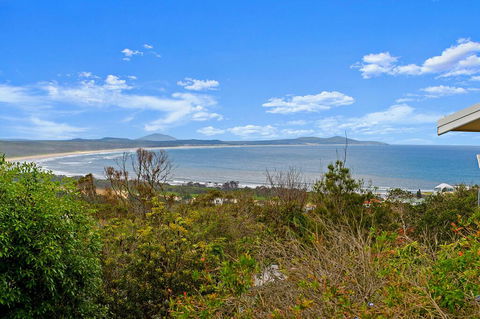 Barefoot Top Floor, 32 Skyline Crescent, Crescent Head - Accommodation VIC 1