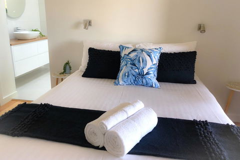 BAY OF FIRES BEACH SHACK Ocean Views From A Modern Beachhouse - Accommodation VIC 1