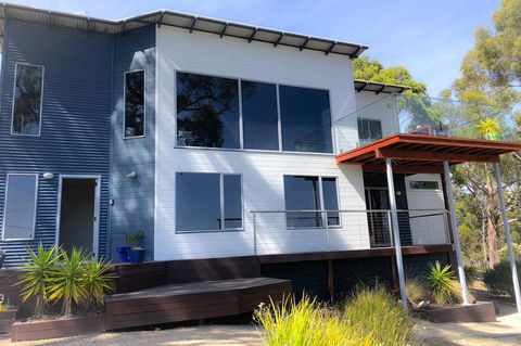 BAY OF FIRES BEACH SHACK Ocean Views From A Modern Beachhouse - Accommodation VIC 0