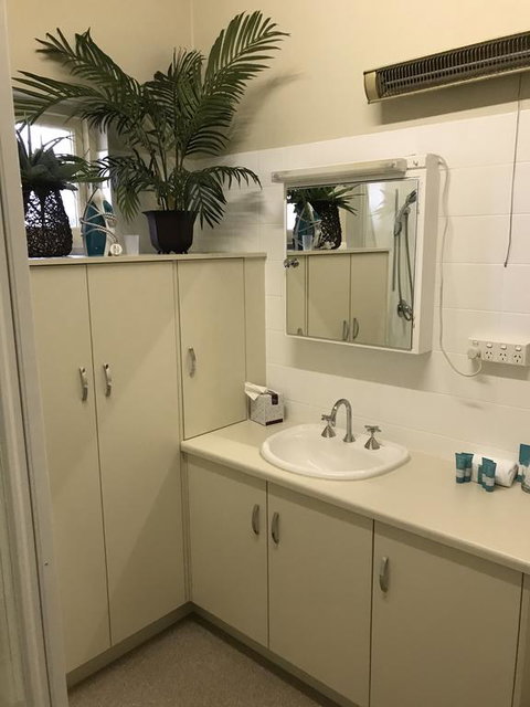 Beach Hotel - Accommodation VIC 2