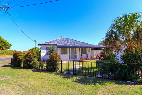 Beach Side Cottage At Blacksmiths - Accommodation VIC 0