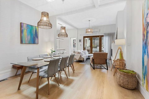 Refined 2-Bed House With A Charming Courtyard - Accommodation VIC 2