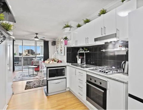 Retro Chic Vibes, Tropical Pool & Prime Location - Accommodation VIC 3