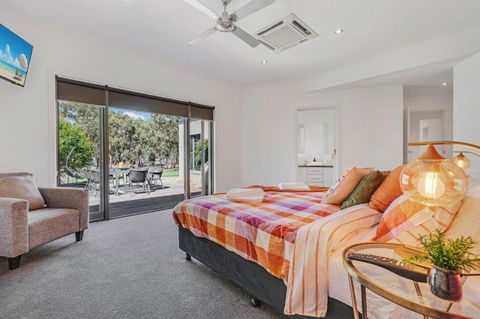 Riverlyne - Riverfront Holiday Home - Accommodation VIC 3