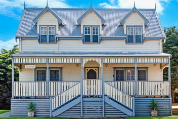 Sails - Elegant, Spacious Beach Villa with Accommodation VIC