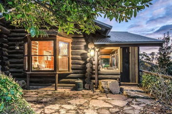 Romantic Retreat In The Dandenong Mountains with Accommodation VIC