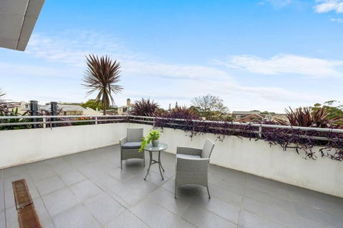 Rooftop 2 Bed Apt With Terrace At Newtown - Accommodation VIC 3
