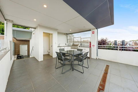 Rooftop 2 Bed Apt With Terrace At Newtown - Accommodation VIC 2