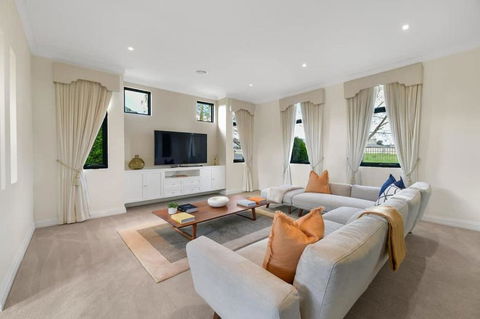 Roselawn Retreat - Pool, Incredible Views, Sleeps 8 - Accommodation VIC 1