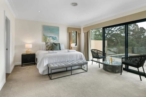 Roselawn Retreat - Pool, Incredible Views, Sleeps 8 - Accommodation VIC 2