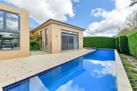 Roselawn Retreat - Pool, Incredible Views, Sleeps 8 - Accommodation VIC 3