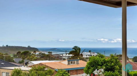 Rosies Retreat - 300m To The Sandy Shores Of Caves Beach - Accommodation VIC 1
