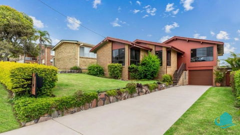 Rosies Retreat - 300m To The Sandy Shores Of Caves Beach - Accommodation VIC 3