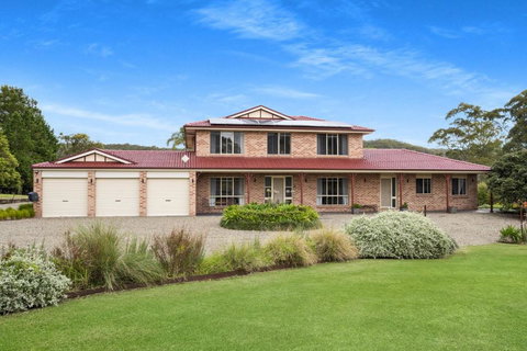 Roxy - A Secluded Luxury Estate Near Berry, Where Serenity Meets Family Comfort - Accommodation VIC 1