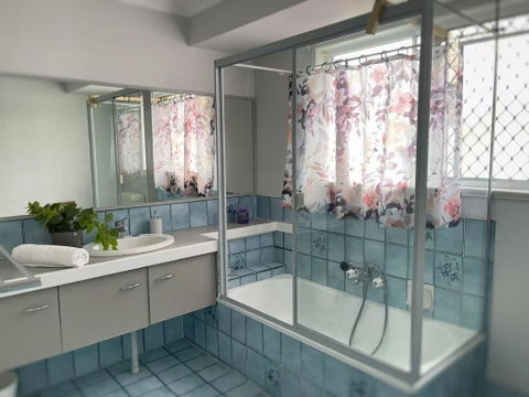 Runaway Bay Family Haven With 4beds - Accommodation VIC 2