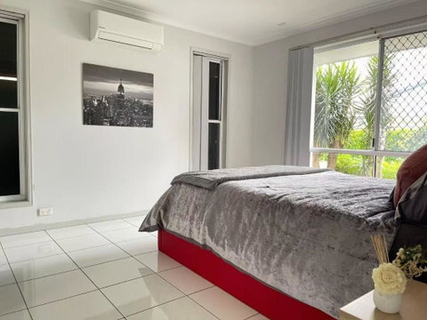 Runaway Bay Family Haven With 4beds - Accommodation VIC 3