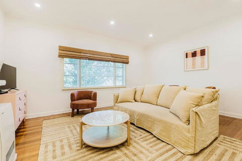 Salmon Calm - Trendy Velvet Allure By Albert Park - Accommodation VIC 2