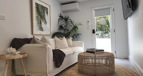 SALTY PALMS -Seaside Studio Apartment - Accommodation VIC 3