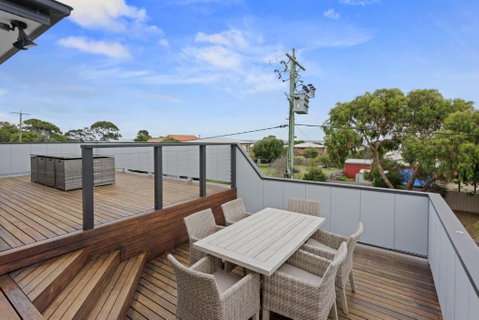 Sanctuary Lodge By Ready Set Stay - BYO LINEN & TOWELS - Accommodation VIC 3