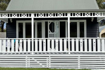 Sandpiper - Charming Beach Villa with Accommodation VIC