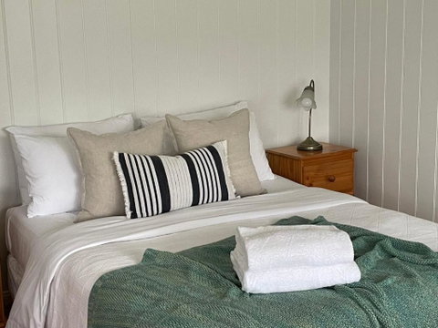 Sandpiper - Charming Beach Villa - Accommodation VIC 3