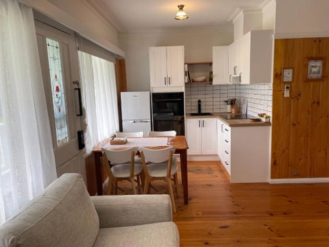 Sandpiper - Charming Beach Villa - Accommodation VIC 2
