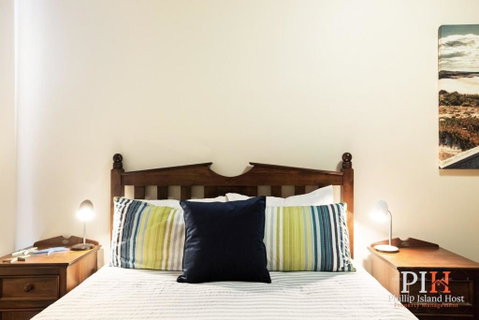 Sandy Bay Getaway W Spa 4 Bdr - Accommodation VIC 2