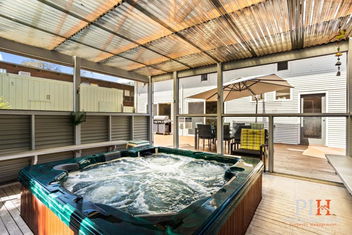 Sandy Bay Getaway W Spa 4 Bdr with Accommodation VIC