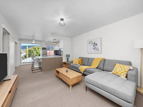 Sandy Bay Apartment With Hobart River View, Near UTAS - Stroll To Cafes And Shops - Accommodation VIC 0