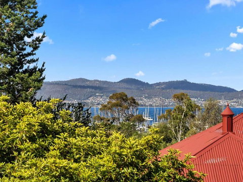 Sandy Bay Apartment With Hobart River View, Near UTAS - Stroll To Cafes And Shops - Accommodation VIC 1