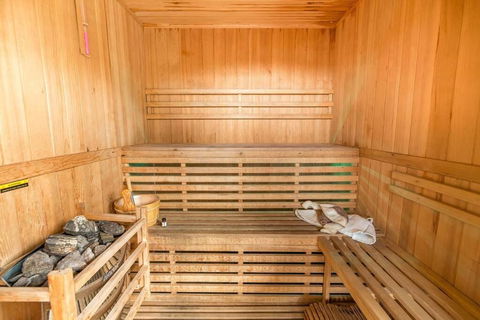 Shailer Park-House & Granny Flat - Pool, Sauna-Ideal For Groups - Accommodation VIC 3